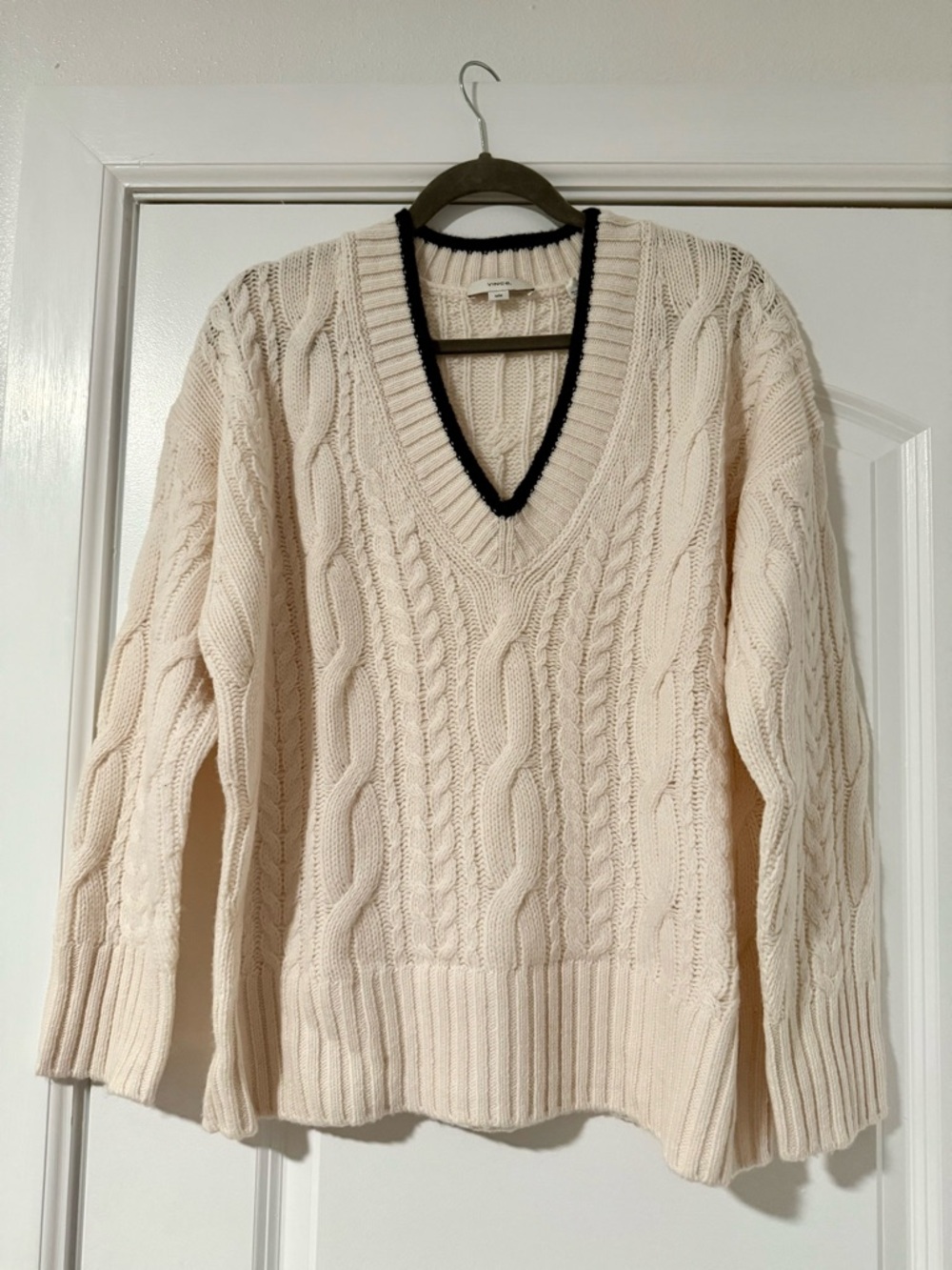 VINCE V-Neck Cable Knit Sweater in Cream with Trim 90% wool 10% cashmere